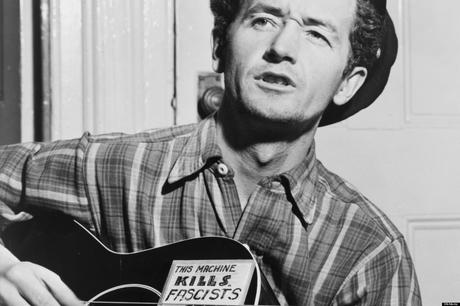 une lucidité sociale incarnée par Woody Guthrie