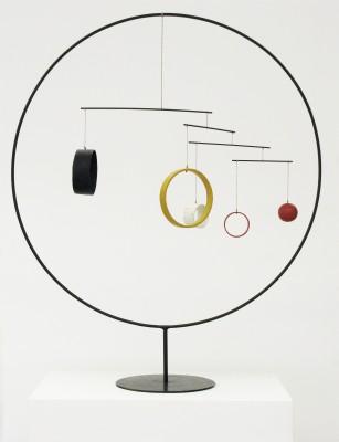 Alexander Calder  Untitled, ca. 1934  Tube, acier, bois, fil de fer, peinture et ficelle, 114,5 x 94 cm  Calder Foundation, New York  © Calder Foundation, New York / 2014, ProLitteris, Zurich 