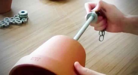 Avec des pots en argile il crée un poêle utile surtout pour ceux qui travaillent à la maison!