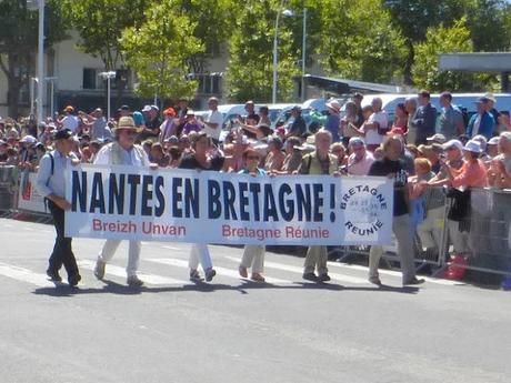 Festival interceltique 2015: où l'on parle réunification, politique, langue bretonne, drapeaux et région....