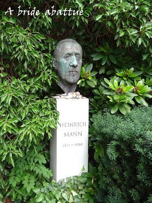 Une pierre sur le chemin ou posée au milieu d'une rivière ...