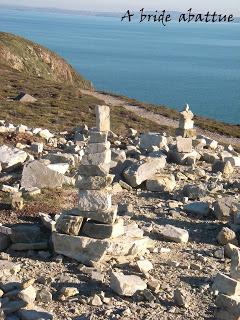 Une pierre sur le chemin ou posée au milieu d'une rivière ...