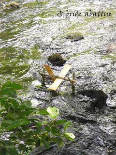 Une pierre sur le chemin ou posée au milieu d'une rivière ...