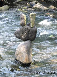 Une pierre sur le chemin ou posée au milieu d'une rivière ...