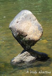 Une pierre sur le chemin ou posée au milieu d'une rivière ...