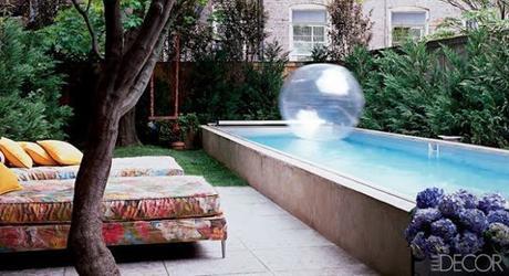 Petite piscine dans un petit jardin exterieur