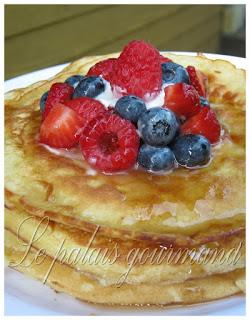 Pancakes servies avec des fruits frais