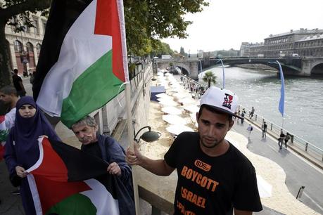 A quelques pas de «Tel-Aviv sur Seine», un membre du BDS à «Gaza Plages», le 13 août à Paris.