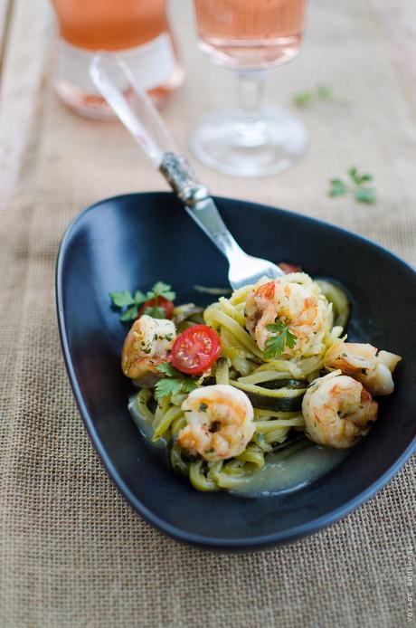 Linguines de courgettes aux crevettes rôties et et à l'ail