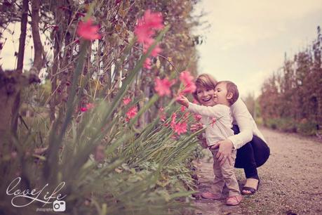 petite fille et sa maman dans les fleurs roses