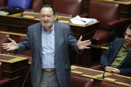 Panagiotis Lafazanis dirigera le parti Unité populaire, qui rassemblera une partie des anciens députés de Syriza opposés au nouveau plan d'aide négocié entre Athènes et ses créanciers. (AP Photo/Yannis Liakos)