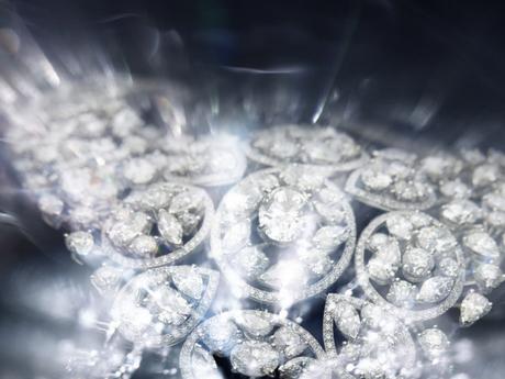 Collier “Envoûtante” en or blanc 18K serti d’un diamant taille briolette de 8 carats, un diamant taille ovale de 3 carats, 203 diamants taille fancy pour un poids total de 59,8 carats, et 426 diamants taille brillant pour un poids total de 9,7 carats.