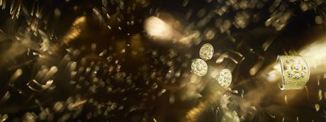 Boucles d’oreilles “Solaire” en or jaune 18K serti de 10 diamants taille ovale pour un poids total de 2 carats, et 8 diamants taille poire. Bague “Solaire” en or jaune 18K serti d’un diamant taille ovale de 1 carat, 4 diamants taille ovale et 4 diamants taille poire. Manchette “Solaire” en or jaune 18K serti d’un diamant taille ovale de 1,5 carat, 4 diamants taille ovale pour un poids total de 2 carats et 4 diamants taille poire pour un poids total de 2 carats.