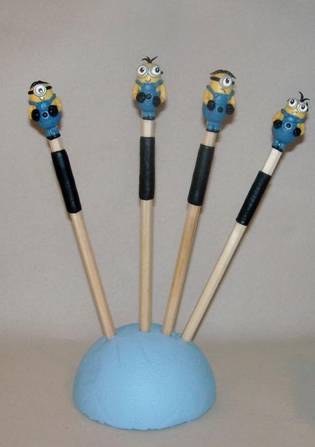 crayon avec minions en porcelaine froide