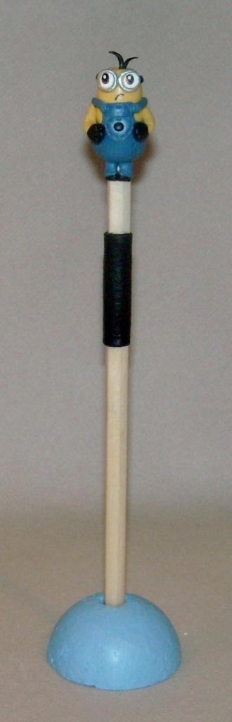 crayon avec minions en porcelaine froide