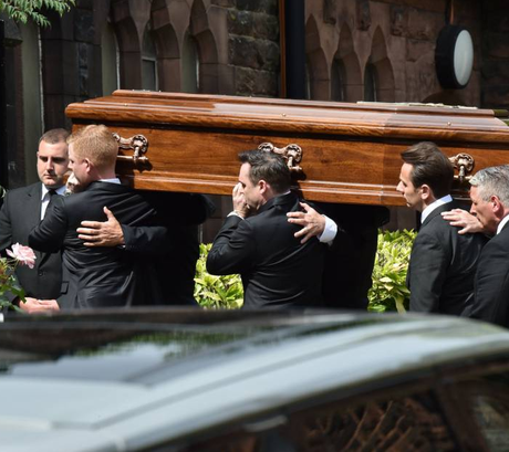 Obsèques de Cilla Black : Tom Jones et l'Angleterre pleurent l'icône de la télé