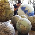 EXCLU : Dans une fabrique de globes terrestres