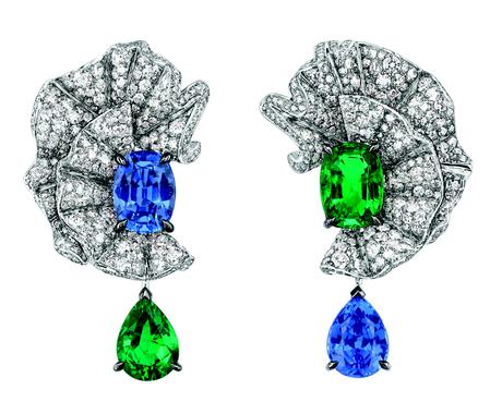 VOLANT ÉMERAUDE EARRINGS
JCAD93020
750/1000 white gold, diamonds,
sapphires and emeralds