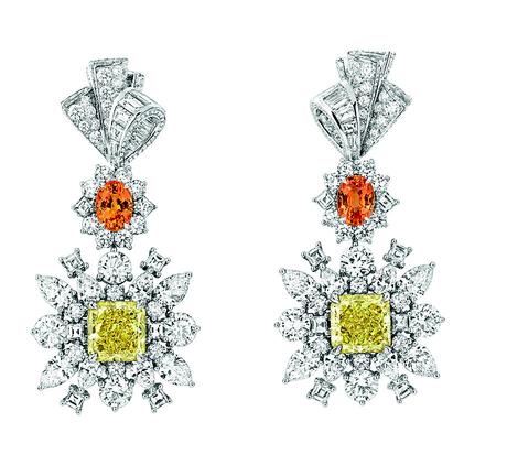 BOUCLES D’OREILLES PLUMETIS DIAMANT JAUNE
JCAD93002
750/1000e or blanc, diamants,
diamants jaunes et grenats spessartites