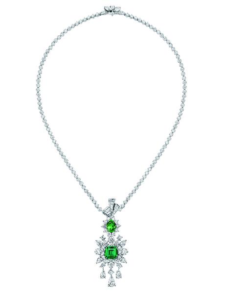 COLLIER PLUMETIS ÉMERAUDE
JCAD93047
750/1000e or blanc, diamants,
émeraude et grenat tsavorite