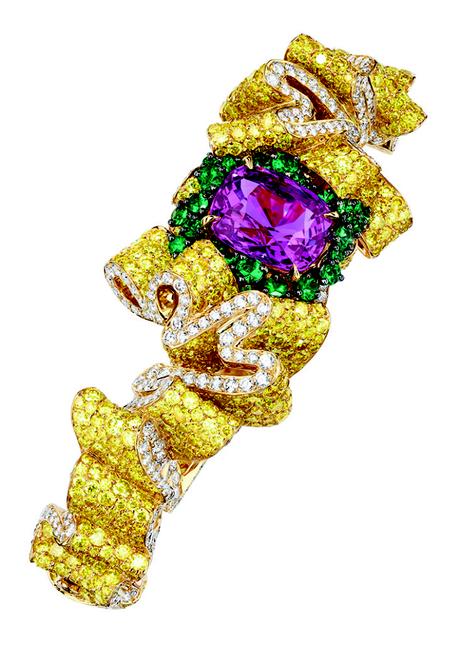 BRACELET PLI PLAT SAPHIR ROSE
JCAD93031
750/1000e or jaune, diamants,
diamants jaunes, saphir rose et émeraudes