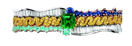 BRACELET TRESSE ÉMERAUDE
JCAD93052
950/1000e platine, 750/1000e or jaune et rose, diamants,
saphirs, diamants jaunes, tourmalines type Paraïba et émeraude