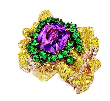 BAGUE PLI PLAT SAPHIR ROSE
JCAD93042
750/1000e or jaune, diamants,
diamants jaunes, saphir rose et émeraudes