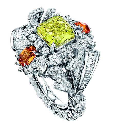 BAGUE PLUMETIS DIAMANT JAUNE
JCAD93001
750/1000e or blanc, diamants,
diamant jaune et grenats spessartites