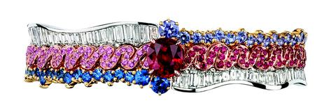 BRACELET TRESSE RUBIS
JCAD93054
950/1000e platine, 750/1000e or rose et jaune, diamants,
rubis, saphirs violets, saphirs et saphirs roses