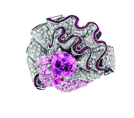 BAGUE FRONCE SAPHIR ROSE
750/1000e or blanc, diamants,
saphirs roses et rubis