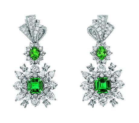 BOUCLES D’OREILLES PLUMETIS ÉMERAUDE
JCAD93045
750/1000e or blanc, diamants,
émeraudes et grenats tsavorites