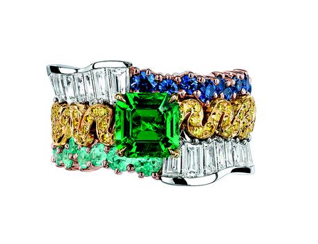 BAGUE TRESSE ÉMERAUDE
JCAD93051
750/1000e or jaune et rose, 950/1000e platine, diamants,
diamants jaunes, émeraude, saphirs et tourmalines type Paraïba