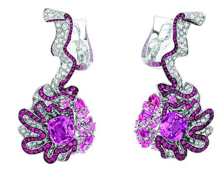 BOUCLES D’OREILLES FRONCE SAPHIR ROSE
750/1000e or blanc, diamants,
saphirs roses et rubis