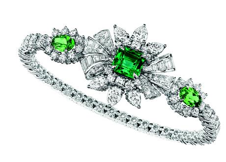 BRACELET PLUMETIS ÉMERAUDE
JCAD93046
750/1000e or blanc, diamants,
émeraude et grenats tsavorites