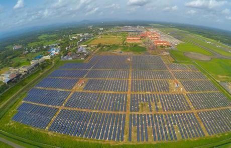Le parc photovoltaïque de l'aéroport Cochin International, en Inde.