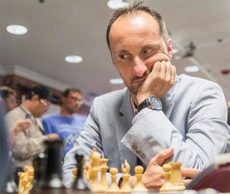 Le Bulgare Veselin Topalov prend le commandement du tournoi d'échecs avec 2 points sur 2 © Chess & Strategy
