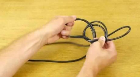 Il commence à tisser une corde et vous montre comment résoudre un problème gênant