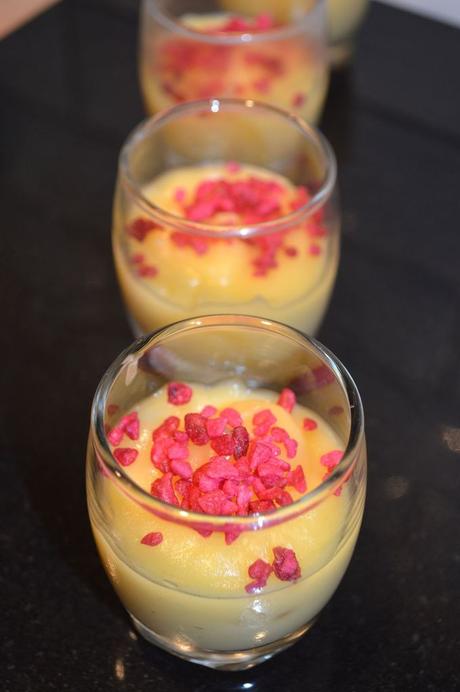 Crème au citron et pépites de roses