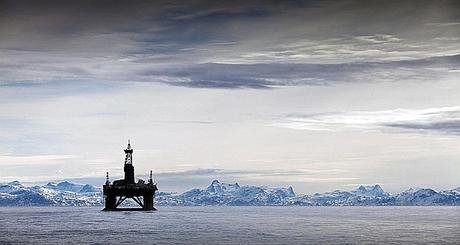 Une plateforme de forage au large du Groenland. Le réchauffement climatique ouvre de nouvelles perspectives aux compagnies pétrolières. (Keystone)
