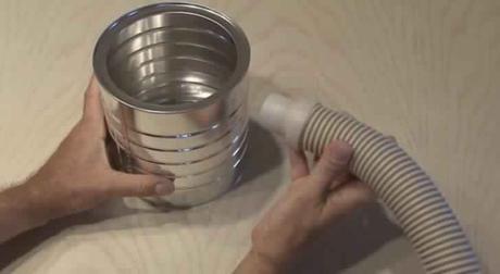 Il attache un tuyau dans une boîte de café et crée un objet à l’effet surprenant!