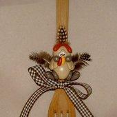 fourchette en bois décorative avec poule en porcelaine froide