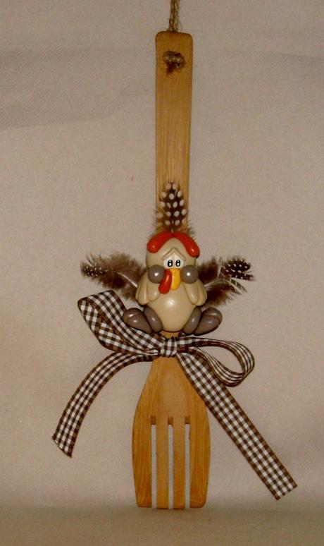 fourchette en bois décorative avec poule en porcelaine froide