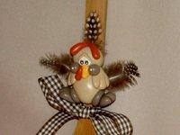 fourchette en bois décorative avec poule en porcelaine froide