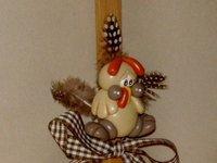 fourchette en bois décorative avec poule en porcelaine froide