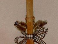 fourchette en bois décorative avec poule en porcelaine froide