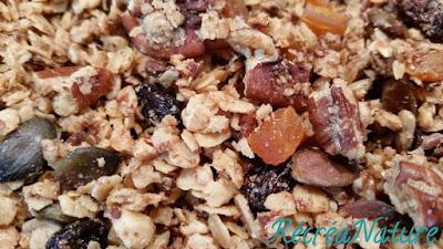 Granola Maison aux Noix, Graines Bio, Fruits Secs et Sirop d'Erable : un Délice pour le Petit-Déjeuner ! Granola Maison aux Noix, Graines Bio, Fruits Secs et Sirop d'Erable : un Délice pour le Petit-Déjeuner !