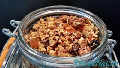 Granola Maison aux Noix, Graines Bio, Fruits Secs et Sirop d'Erable : un Délice pour le Petit-Déjeuner ! Granola Maison aux Noix, Graines Bio, Fruits Secs et Sirop d'Erable : un Délice pour le Petit-Déjeuner !