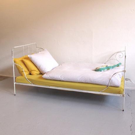 Ancien-lit-d’enfant-en-fer-forge-peint-en-blanc brocante lab