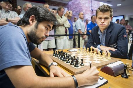 Ronde 8: L'Américain Hikaru Nakamura résiste à Magnus Carlsen dans une position difficile © Lennart Ootes 