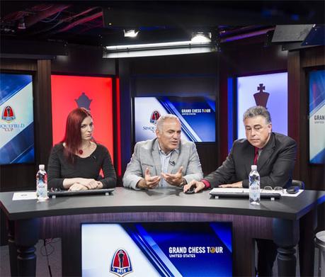 L'ex-champion du monde d'échecs Garry Kasparov commente avec Jennifer Shahade et Yasser Seirawan cette 8e ronde © Lennart Ootes 
